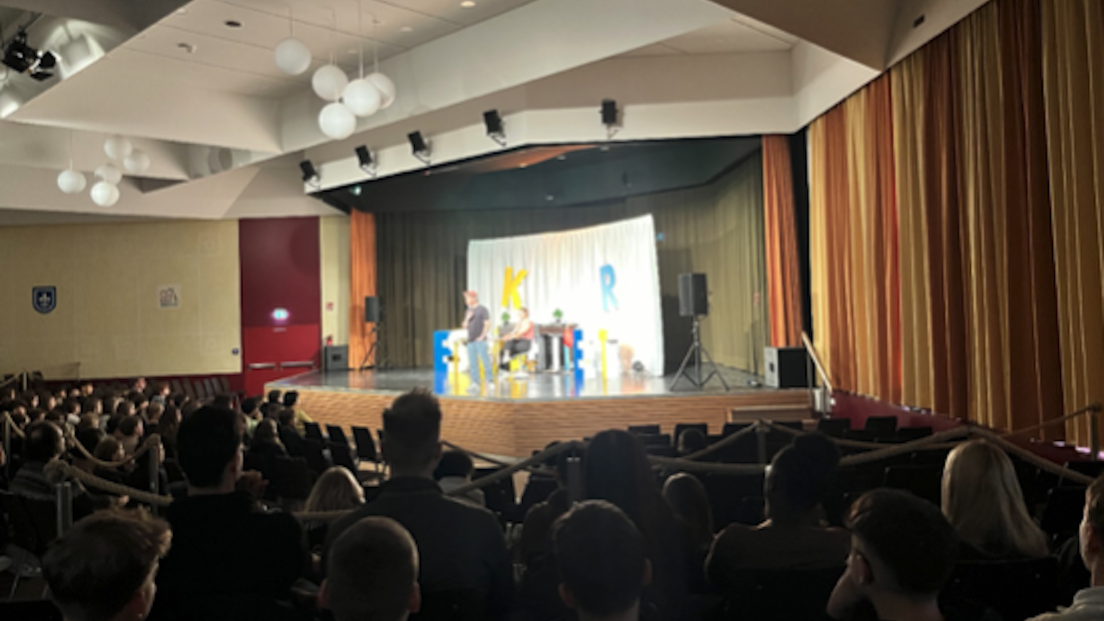 Theaterstück „Respekt für Dich“: Sensibilisierung für Gewaltprävention im Pädagogischen Zentrum Warburg (PZ)