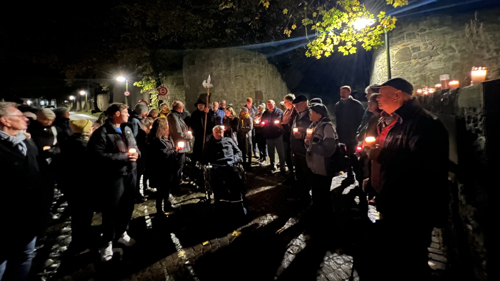 “Erinnern heißt Verantwortung übernehmen” – Mahnwache zu Novemberpogromen in Warburg