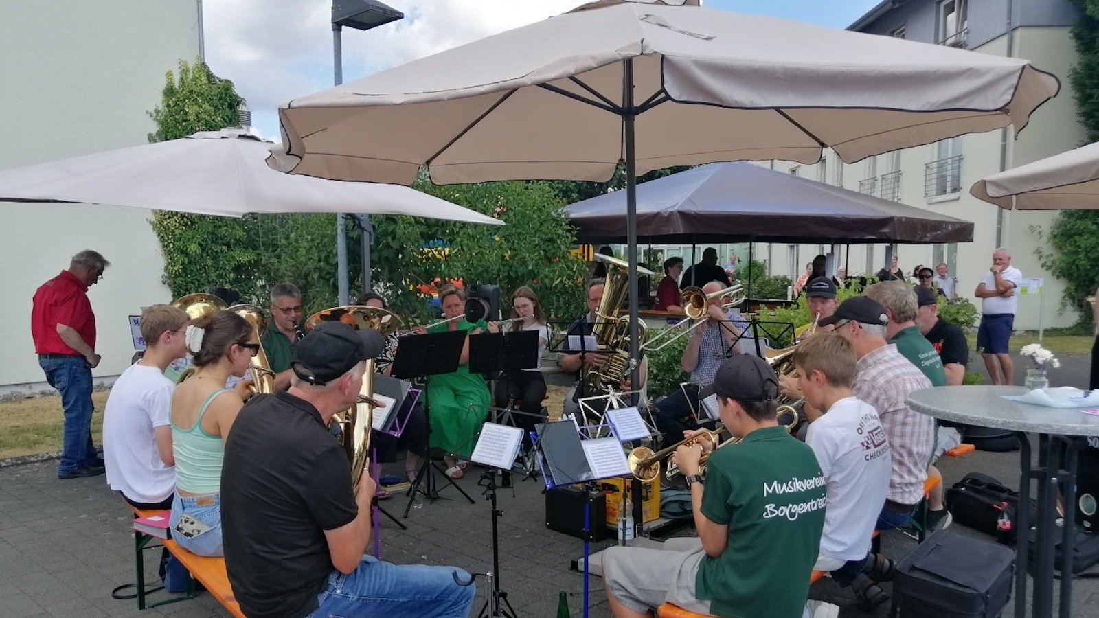 Alt und Jung feiern Sommerfest im hesena Domizil in Borgentreich 