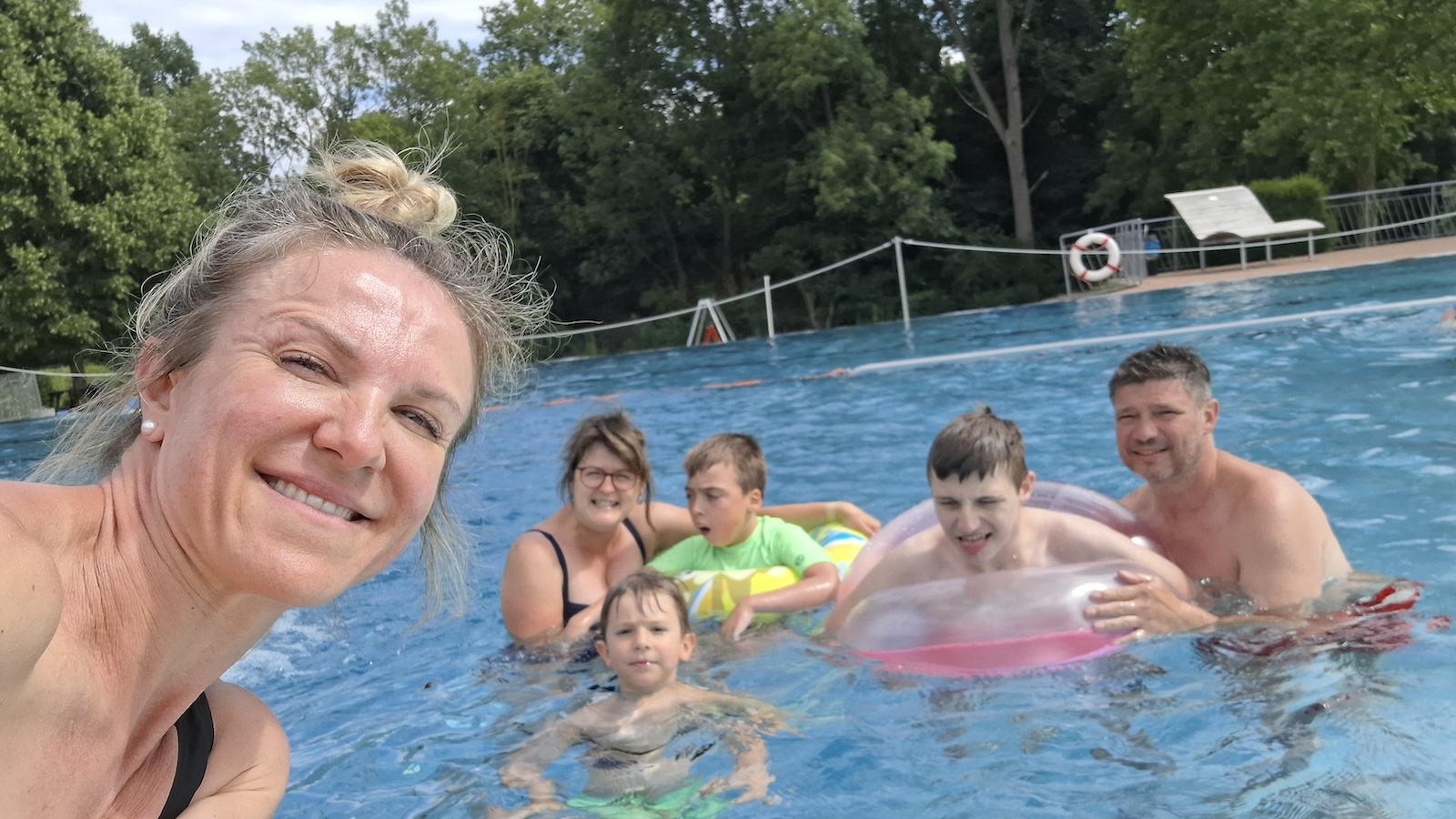 Sonniger Badetag für den inklusiven Borgentreicher Verein Wir! So besonders! e.V – Freibadbesuch sorgt für Begeisterung