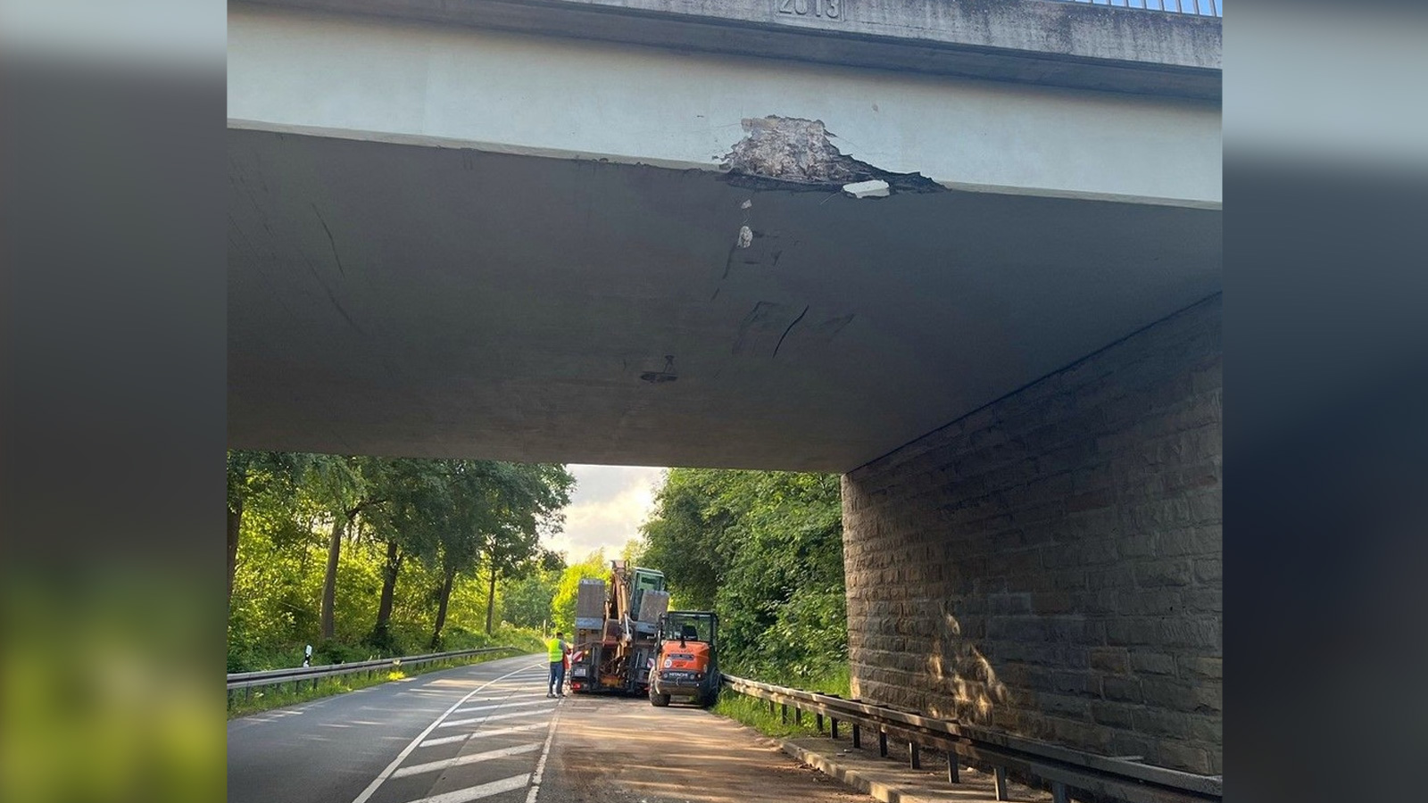 Tieflader mit Bagger prallt in Willebadessen gegen Brücke – hoher Sachschaden, aber keine Verletzten