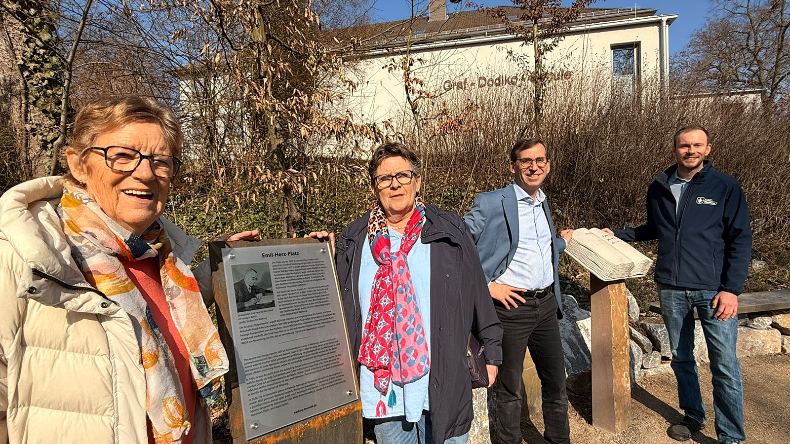 Neue Infotafel am Emil-Herz-Platz und aktualisierte Tour der Sehenswürdigkeiten in Warburg