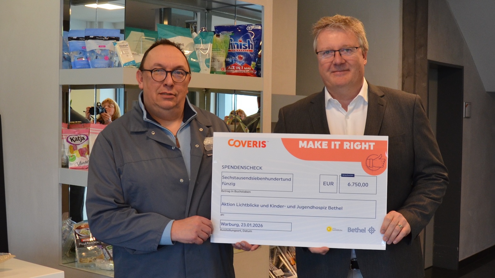 Coveris Halle und Warburg spenden 6.750€ soziale Projekte