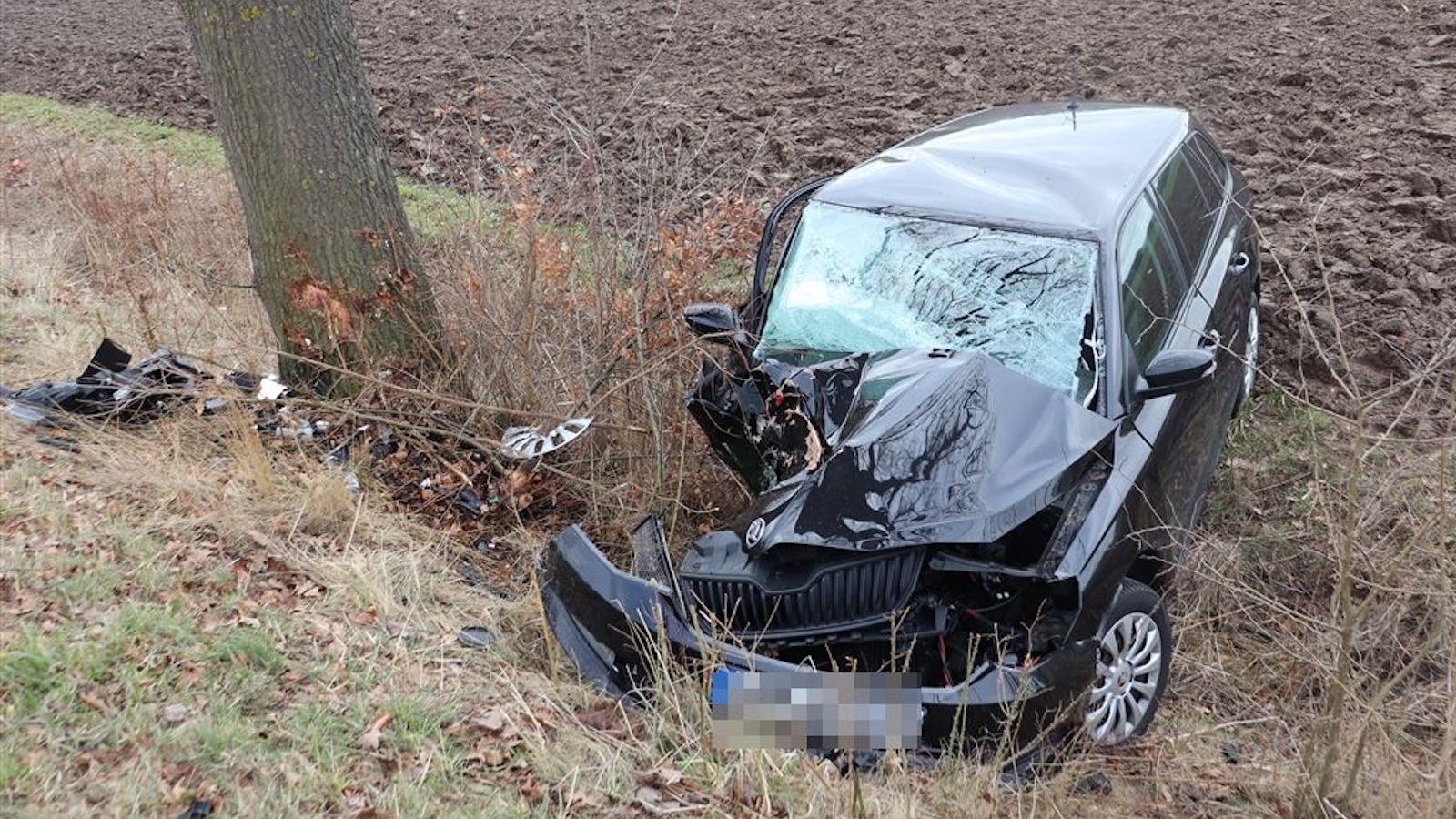 27-Jährige kommt von der Straße ab und prallt gegen Baum